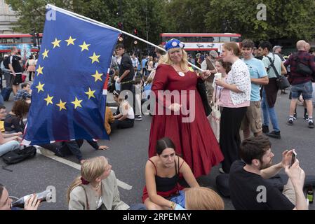 (190831) -- LONDRES, 31 août 2019 (Xinhua) -- des manifestants prennent part à une manifestation devant les chambres du Parlement à Londres, en Grande-Bretagne, le 31 août 2019. Samedi, des milliers de manifestants sont descendus dans les rues de Grande-Bretagne pour protester contre la décision du Premier ministre britannique Boris Johnson de suspendre le Parlement. (Photo de Ray Tang/Xinhua) GRANDE-BRETAGNE-LONDRES-MANIFESTATION-PARLEMENT-SUSPENSION PUBLICATIONxNOTxINxCHN Banque D'Images