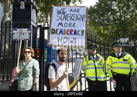 (190831) -- LONDRES, 31 août 2019 (Xinhua) -- des manifestants prennent part à une manifestation devant les chambres du Parlement à Londres, en Grande-Bretagne, le 31 août 2019. Samedi, des milliers de manifestants sont descendus dans les rues de Grande-Bretagne pour protester contre la décision du Premier ministre britannique Boris Johnson de suspendre le Parlement. (Photo de Ray Tang/Xinhua) GRANDE-BRETAGNE-LONDRES-MANIFESTATION-PARLEMENT-SUSPENSION PUBLICATIONxNOTxINxCHN Banque D'Images