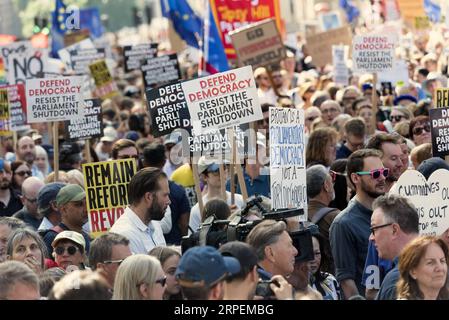 (190831) -- LONDRES, 31 août 2019 (Xinhua) -- des manifestants prennent part à une manifestation devant les chambres du Parlement à Londres, en Grande-Bretagne, le 31 août 2019. Samedi, des milliers de manifestants sont descendus dans les rues de Grande-Bretagne pour protester contre la décision du Premier ministre britannique Boris Johnson de suspendre le Parlement. (Photo de Ray Tang/Xinhua) GRANDE-BRETAGNE-LONDRES-MANIFESTATION-PARLEMENT-SUSPENSION PUBLICATIONxNOTxINxCHN Banque D'Images