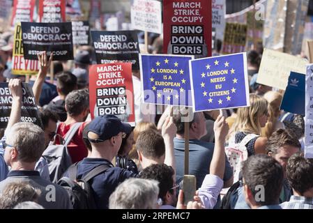 Actualités Bilder des Tages (190831) -- LONDRES, 31 août 2019 (Xinhua) -- des manifestants prennent part à une manifestation devant les chambres du Parlement à Londres, en Grande-Bretagne, le 31 août 2019. Samedi, des milliers de manifestants sont descendus dans les rues de Grande-Bretagne pour protester contre la décision du Premier ministre britannique Boris Johnson de suspendre le Parlement. (Photo de Ray Tang/Xinhua) GRANDE-BRETAGNE-LONDRES-MANIFESTATION-PARLEMENT-SUSPENSION PUBLICATIONxNOTxINxCHN Banque D'Images