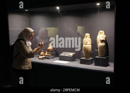 (190831) -- TANTA (ÉGYPTE), 31 août 2019 (Xinhua) -- Une femme visite le musée Tanta dans la province de Gharbiya, en Égypte, le 31 août 2019. Le ministère égyptien des Antiquités a rouvert samedi le musée Tanta dans la province de Gharbiya pour les visiteurs après 19 ans de fermeture. (Xinhua/Ahmed Gomaa) ÉGYPTE-TANTA-MUSÉE-RÉOUVERTURE PUBLICATIONxNOTxINxCHN Banque D'Images