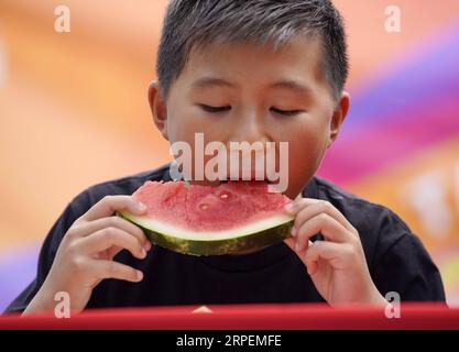 (190901) -- SAN FRANCISCO, 1 septembre 2019 -- Un garçon participe à un concours de consommation de pastèque à Cupertino, Californie, États-Unis, le 31 août 2019. (Photo par /Xinhua) CONCOURS DE CONSOMMATION DE PASTÈQUE U.S.-CUPERTINO LixJianguo PUBLICATIONxNOTxINxCHN Banque D'Images