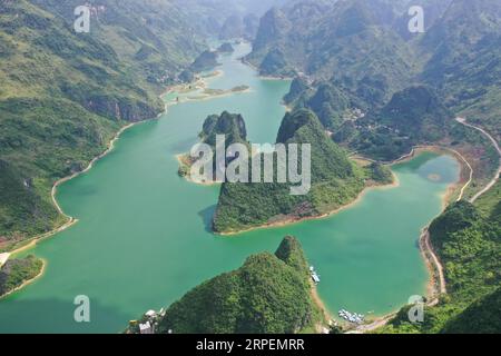 (190901) -- LINGYUN, 1 septembre 2019 -- une photo aérienne montre le paysage du lac Haokun dans le comté de Lingyun, dans la région autonome de Guangxi Zhuang, dans le sud de la Chine, le 30 août 2019. Lao Ketuan, 40 ans, vit dans le village montagneux de Haokun, un endroit où les transports sont extrêmement médiocres et où les ressources foncières sont rares, ce qui a sérieusement entravé le développement local et a plongé les gens dans la pauvreté. La famille AJO fait partie des ménages pauvres qui vivent ici. En 2016, Lao n’avait cependant jamais rêvé que sa famille puisse sortir de la pauvreté grâce au travail des autorités locales sur la lutte contre la pauvreté Banque D'Images