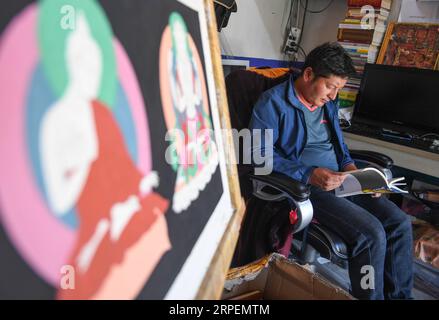 (190901) -- NGARI, 1 septembre 2019 (Xinhua) -- Basang Cering est assis à côté d'un tableau de thangka à son domicile dans le comté de Zanda de la préfecture de Ngari, dans la région autonome du Tibet du sud-ouest de la Chine, le 30 juillet 2019. Chaque année, environ 100 000 000 personnes visitent les ruines d'un mystérieux royaume antique dans l'ouest du Tibet. La plupart sont des touristes qui traversent brièvement, mais pas Basang Cering. L'homme de 30 ans entretient les reliques du Royaume de Guge depuis 2013 dans le comté de Zanda, préfecture de Ngari, région autonome du Tibet du sud-ouest de la Chine. Il a étudié une technique traditionnelle de peinture tibétaine appelée thangka dans l'Univers du Tibet Banque D'Images