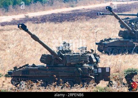 (190901) -- JÉRUSALEM, 1 septembre 2019 -- la photo prise le 1 septembre 2019 montre des unités d'artillerie mobile israéliennes déployées près de la frontière israélo-libanaise en haute Galilée, dans le nord d'Israël. L armée israélienne a tiré dimanche des obus d artillerie sur des postes du Hezbollah dans le sud du Liban après que le groupe chiite ait tiré des missiles antichars sur le nord d Israël, a déclaré l armée. Un porte-parole militaire israélien a déclaré dans un communiqué qu’en début d’après-midi, un certain nombre de missiles antichars ont été lancés depuis le sud du Liban sur une base militaire israélienne et des véhicules militaires en haute Galilée, à côté du borde Banque D'Images