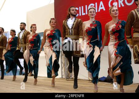 (190901) -- Maaser EL CHOUF (LIBAN), 1 septembre 2019 (Xinhua) -- des danseurs se produisent à l'occasion de la Journée nationale de la Dabke à Maaser El Chouf, Liban, le 1 septembre 2019. Le Dabke est une danse traditionnelle au Liban. La Journée nationale de la Dabke a eu lieu dimanche à Maaser El Chouf. (Photo de Bilal Jawich/Xinhua) LEBANON-MAASER EL CHOUF-DABKE DANSE PUBLICATIONxNOTxINxCHN Banque D'Images