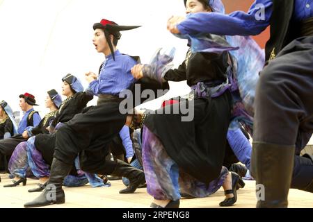 (190901) -- Maaser EL CHOUF (LIBAN), 1 septembre 2019 (Xinhua) -- des danseurs se produisent à l'occasion de la Journée nationale de la Dabke à Maaser El Chouf, Liban, le 1 septembre 2019. Le Dabke est une danse traditionnelle au Liban. La Journée nationale de la Dabke a eu lieu dimanche à Maaser El Chouf. (Photo de Bilal Jawich/Xinhua) LEBANON-MAASER EL CHOUF-DABKE DANSE PUBLICATIONxNOTxINxCHN Banque D'Images