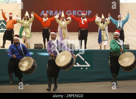 (190901) -- Maaser EL CHOUF (LIBAN), 1 septembre 2019 (Xinhua) -- des danseurs se produisent à l'occasion de la Journée nationale de la Dabke à Maaser El Chouf, Liban, le 1 septembre 2019. Le Dabke est une danse traditionnelle au Liban. La Journée nationale de la Dabke a eu lieu dimanche à Maaser El Chouf. (Photo de Bilal Jawich/Xinhua) LEBANON-MAASER EL CHOUF-DABKE DANSE PUBLICATIONxNOTxINxCHN Banque D'Images