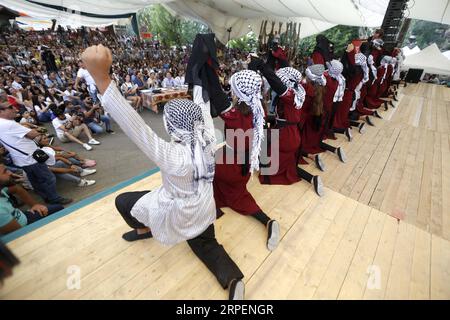 (190901) -- Maaser EL CHOUF (LIBAN), 1 septembre 2019 (Xinhua) -- des danseurs se produisent à l'occasion de la Journée nationale de la Dabke à Maaser El Chouf, Liban, le 1 septembre 2019. Le Dabke est une danse traditionnelle au Liban. La Journée nationale de la Dabke a eu lieu dimanche à Maaser El Chouf. (Photo de Bilal Jawich/Xinhua) LEBANON-MAASER EL CHOUF-DABKE DANSE PUBLICATIONxNOTxINxCHN Banque D'Images