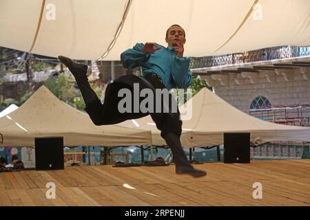 (190901) -- Maaser EL CHOUF (LIBAN), 1 septembre 2019 (Xinhua) -- Une danseuse se produit à l'occasion de la Journée nationale de la Dabke à Maaser El Chouf, Liban, le 1 septembre 2019. Le Dabke est une danse traditionnelle au Liban. La Journée nationale de la Dabke a eu lieu dimanche à Maaser El Chouf. (Photo de Bilal Jawich/Xinhua) LEBANON-MAASER EL CHOUF-DABKE DANSE PUBLICATIONxNOTxINxCHN Banque D'Images