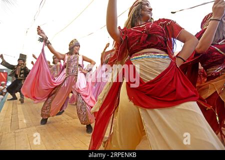 (190901) -- Maaser EL CHOUF (LIBAN), 1 septembre 2019 (Xinhua) -- des danseurs se produisent à l'occasion de la Journée nationale de la Dabke à Maaser El Chouf, Liban, le 1 septembre 2019. Le Dabke est une danse traditionnelle au Liban. La Journée nationale de la Dabke a eu lieu dimanche à Maaser El Chouf. (Photo de Bilal Jawich/Xinhua) LEBANON-MAASER EL CHOUF-DABKE DANSE PUBLICATIONxNOTxINxCHN Banque D'Images