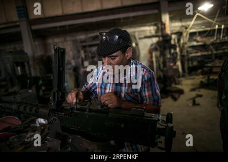 (190901) -- MISRATA (LIBYE), 1 septembre 2019 -- Un ouvrier fabrique une arme à fournir aux troupes de première ligne de Tripoli loyales au Gouvernement libyen d'entente nationale (GNA) soutenu par l'ONU dans une usine locale de Misrata, Libye, le 1 septembre 2019. Depuis début avril, le gouvernement d'entente nationale (GNA) soutenu par l'ONU est engagé dans un conflit armé meurtrier contre l'Armée nationale libyenne (ANL) basée à l'est, qui tente de prendre le contrôle de Tripoli et de renverser le gouvernement. Les combats ont fait jusqu'à présent plus d'un millier de morts, plus de 5 700 autres blessés et plus de 120 000 personnes forcées de le faire Banque D'Images