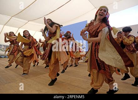 (190901) -- Maaser EL CHOUF (LIBAN), 1 septembre 2019 (Xinhua) -- des danseurs se produisent à l'occasion de la Journée nationale de la Dabke à Maaser El Chouf, Liban, le 1 septembre 2019. Le Dabke est une danse traditionnelle au Liban. La Journée nationale de la Dabke a eu lieu dimanche à Maaser El Chouf. (Photo de Bilal Jawich/Xinhua) LEBANON-MAASER EL CHOUF-DABKE DANSE PUBLICATIONxNOTxINxCHN Banque D'Images