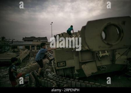 (190901) -- MISRATA (LIBYE), 1 septembre 2019 -- des enfants libyens jouent sur des chars détruits à Misrata, à quelque 200 km à l'est de Tripoli, Libye, le 1 septembre 2019. (Photo de /Xinhua) LIBYA-MISRATA-CHILDREN-DAILYLIFE AmruxSalahuddien PUBLICATIONxNOTxINxCHN Banque D'Images