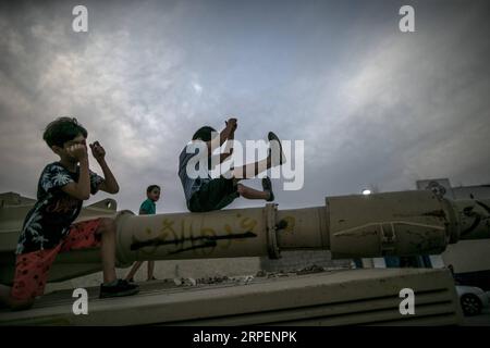 (190901) -- MISRATA (LIBYE), 1 septembre 2019 -- des enfants libyens jouent sur des chars détruits à Misrata, à quelque 200 km à l'est de Tripoli, Libye, le 1 septembre 2019. (Photo de /Xinhua) LIBYA-MISRATA-CHILDREN-DAILYLIFE AmruxSalahuddien PUBLICATIONxNOTxINxCHN Banque D'Images