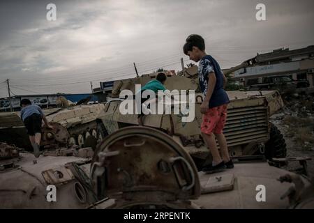 (190901) -- MISRATA (LIBYE), 1 septembre 2019 -- des enfants libyens jouent sur des chars détruits à Misrata, à quelque 200 km à l'est de Tripoli, Libye, le 1 septembre 2019. (Photo de /Xinhua) LIBYA-MISRATA-CHILDREN-DAILYLIFE AmruxSalahuddien PUBLICATIONxNOTxINxCHN Banque D'Images