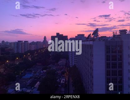 (190902) -- BEIJING, 2 septembre 2019 -- une photo mobile montre un paysage de coucher de soleil près de Xuanwumen à Beijing, capitale de la Chine, le 1 septembre 2019.) (BeijingCandid)CHINA-BEIJING-SUNSET(CN) DingxXu PUBLICATIONxNOTxINxCHN Banque D'Images