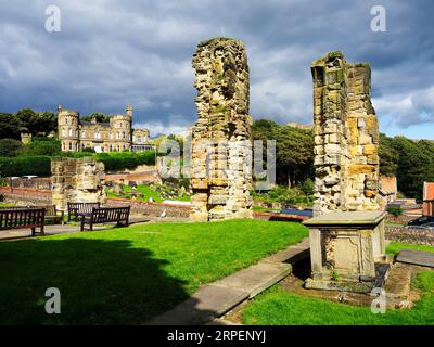 Ruines dans le cimetière de l'église St Marys avec Castle Hill derrière Scarborough North Yorkshire Angleterre Banque D'Images