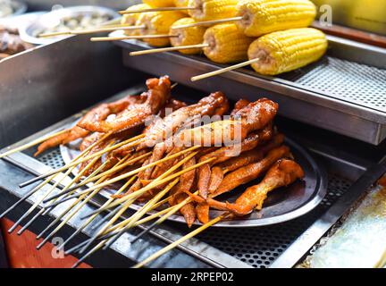 barbecue d'ailes de poulet grillées à Jalan Alor Street food à Kuala Lumpur Banque D'Images