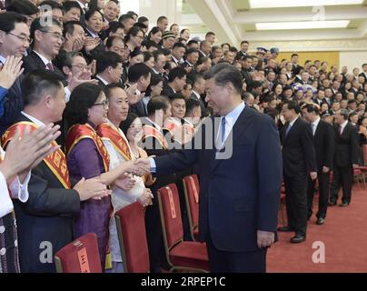 (190902) -- PÉKIN, 2 septembre 2019 -- le président chinois Xi Jinping, également secrétaire général du comité central du Parti communiste chinois (PCC) et président de la commission militaire centrale, rencontre avec des représentants au 11e congrès général de la Société de la Croix-Rouge de Chine (RCSC) au Grand Hall du peuple à Beijing, capitale de la Chine, le 2 septembre 2019. Li Keqiang et Wang Huning, tous deux membres du Comité permanent du Bureau politique du Comité central du PCC, étaient présents à la réunion. Le vice-président Wang Qishan a assisté à la réunion et à l'ouverture du congrès. Banque D'Images