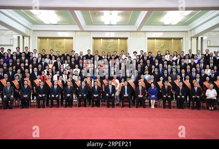 (190902) -- PÉKIN, 2 septembre 2019 -- le président chinois Xi Jinping, également secrétaire général du comité central du Parti communiste chinois (PCC) et président de la commission militaire centrale, rencontre avec des représentants au 11e congrès général de la Société de la Croix-Rouge de Chine (RCSC) au Grand Hall du peuple à Beijing, capitale de la Chine, le 2 septembre 2019. Li Keqiang et Wang Huning, tous deux membres du Comité permanent du Bureau politique du Comité central du PCC, étaient présents à la réunion. Le vice-président Wang Qishan a assisté à la réunion et à l'ouverture du congrès. Banque D'Images