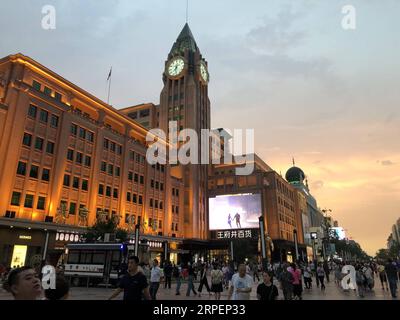 (190902) -- BEIJING, 2 septembre 2019 -- une photo mobile montre un coucher de soleil près de Wangfujing à Beijing, capitale de la Chine, le 25 juillet 2019.) (BeijingCandid)CHINA-BEIJING-SUNSET(CN) ZhuxWeixi PUBLICATIONxNOTxINxCHN Banque D'Images