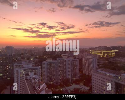 (190902) -- BEIJING, 2 septembre 2019 -- une photo mobile montre un paysage de coucher de soleil près de Xuanwumen à Beijing, capitale de la Chine, le 1 septembre 2019.) (BeijingCandid)CHINA-BEIJING-SUNSET(CN) DingxXu PUBLICATIONxNOTxINxCHN Banque D'Images