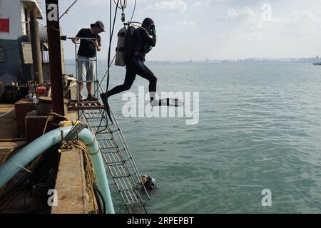 (190902) -- WEIHAI, 2 septembre 2019 -- une photo non datée montre des membres d'une équipe archéologique effectuant une étude sous-marine dans la mer jaune. Les archéologues chinois ont déclaré lundi qu'ils avaient confirmé le site de l'épave d'un cuirassé chinois coulé dans la mer jaune par la flotte d'invasion japonaise en 1894. (Centre de conservation du patrimoine culturel subaquatique de l'Administration du patrimoine culturel national chinois/document via Xinhua) CHINA-SHANDONG-DINGYUAN SITE DE L'ÉPAVE DU CUIRASSÉ (CN) WangxYang PUBLICATIONxNOTxINxCHN Banque D'Images