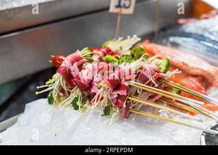 De nombreux snacks crus et fruits de mer dans Jalan Alor Street food à Kuala Lumpur Banque D'Images