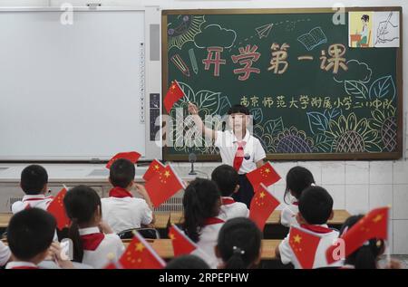 (190902) -- BEIJING, 2 septembre 2019 -- les élèves de l'école primaire rattachés au chœur de l'Université normale de Nanjing la chanson Ode to the Patrie pendant la première classe du semestre à Nanjing, province du Jiangsu, dans l'est de la Chine, le 2 septembre 2019. Diverses leçons pour promouvoir le patriotisme ont été données dans les écoles du pays à mesure que le nouveau semestre commençait. CHINE-NOUVEAU SEMESTRE-ÉDUCATION PATRIOTIQUE (CN) JIXCHUNPENG PUBLICATIONXNOTXINXCHN Banque D'Images