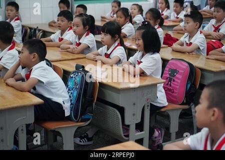 (190902) -- BEIJING, 2 septembre 2019 -- des élèves de l'école primaire rattachée à l'Université normale de Nanjing écoutent des histoires du vétéran de la quatrième armée Li Jianfeng à Nanjing, dans la province du Jiangsu de l'est de la Chine, le 2 septembre 2019. Diverses leçons pour promouvoir le patriotisme ont été données dans les écoles du pays à mesure que le nouveau semestre commençait. CHINE-NOUVEAU SEMESTRE-ÉDUCATION PATRIOTIQUE (CN) JIXCHUNPENG PUBLICATIONXNOTXINXCHN Banque D'Images