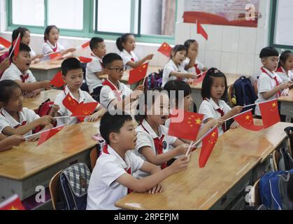 (190902) -- BEIJING, 2 septembre 2019 -- les élèves de l'école primaire rattachés au chœur de l'Université normale de Nanjing la chanson Ode to the Patrie pendant la première classe du semestre à Nanjing, province du Jiangsu, dans l'est de la Chine, le 2 septembre 2019. Diverses leçons pour promouvoir le patriotisme ont été données dans les écoles du pays à mesure que le nouveau semestre commençait. CHINE-NOUVEAU SEMESTRE-ÉDUCATION PATRIOTIQUE (CN) JIXCHUNPENG PUBLICATIONXNOTXINXCHN Banque D'Images