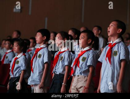 (190902) -- BEIJING, 2 septembre 2019 -- élèves de Jinguan New City Primary School Chorus l'hymne national chinois à Chengdu, dans la province du Sichuan du sud-ouest de la Chine, 2 septembre 2019. Diverses leçons pour promouvoir le patriotisme ont été données dans les écoles du pays à mesure que le nouveau semestre commençait. CHINE-NOUVEAU SEMESTRE-ÉDUCATION PATRIOTIQUE (CN) JIANGXHONGJING PUBLICATIONXNOTXINXCHN Banque D'Images