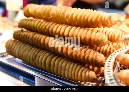 Pommes de terre tordues dans le marché nocturne de la nourriture de rue Jalan Alor en Malaisie Banque D'Images