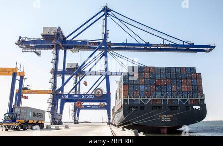 (190903) -- BEIJING, le 3 septembre 2019 -- des conteneurs sont vus sur un navire au nouveau terminal à conteneurs de Walvis Bay, Namibie, le 2 août 2019.) Xinhua Headlines : du riz au commerce électronique -- la Chine aide l'Afrique à stimuler son propre développement ZhangxYu PUBLICATIONxNOTxINxCHN Banque D'Images