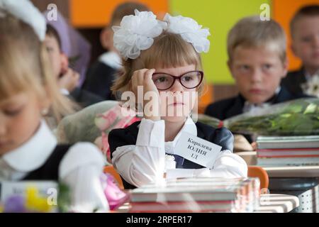 (190903) -- BEIJING, 3 septembre 2019 (Xinhua) -- les élèves de première année se préparent à assister à des cours à St. Petersburg, Russie, 2 septembre 2019. (Photo Irina Motina/Xinhua) PHOTOS XINHUA DU JOUR PUBLICATIONxNOTxINxCHN Banque D'Images