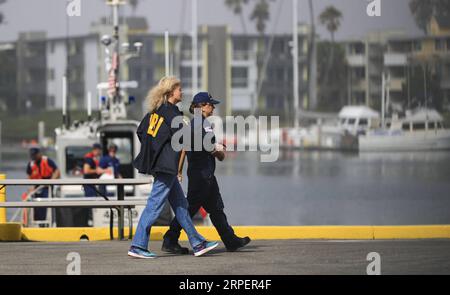 (190903) -- BEIJING, 3 septembre 2019 -- le FBI et le personnel de la garde côtière travaillent à la station de garde côtière américaine Channel Islands à Oxnard, Californie, États-Unis, le 2 septembre 2019. Un total de 34 personnes sont portées disparues et cinq membres d'équipage ont été secourus après qu'un bateau de plongée a pris feu au large de l'île de Santa Cruz, en Californie du Sud, lundi matin, selon une conférence de presse à la station de garde côtière Channel Islands à Oxnard, en Californie. PHOTOS XINHUA DU JOUR LixYing PUBLICATIONxNOTxINxCHN Banque D'Images