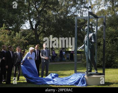 (190903) -- BEIJING, 3 septembre 2019 -- la reine Margrethe II du Danemark dévoile la statue de Bernhard ARP Sindberg lors d'une cérémonie à Aarhus, Danemark, le 31 août 2019.) Xinhua Headlines : héros danois pendant le massacre de Nanjing commémoré en Chine, Danemark LinxJing PUBLICATIONxNOTxINxCHN Banque D'Images