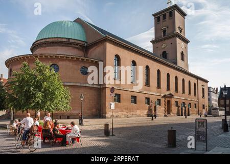 COPENHAGUE, DANEMARK - 17 juin 2006. Groupe de personnes assis à une table sur la place Frue Plads à l'extérieur de l'église notre-Dame, Copenhague, Danemark Banque D'Images