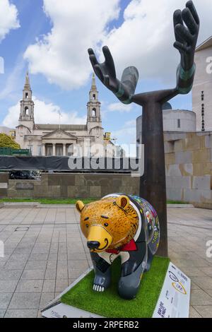 Sculpture 'Bear-lieve in Magic Bear' avec statue en bronze 'Both Arms' le long de la chasse à l'ours de Leeds, Leeds, West Yorkshire, Angleterre, Royaume-Uni. Banque D'Images