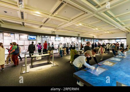 Vue intérieure, les gens regardent des expositions dans la salle de la table des médias dédiée aux dangers de la guerre nucléaire dans le musée de la paix d'Hiroshima. Banque D'Images