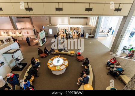 Intérieur, vue à grand angle regardant vers le bas les gens assis dans le coin salon avec la boutique en face au Musée de la paix d'Hiroshima. Banque D'Images