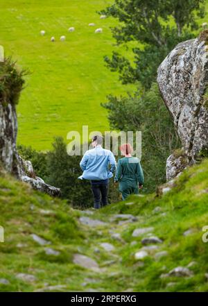 Couple descendant de Dunadd Hill fort entrée, Kilmartin Glen, Argyll, Écosse, Royaume-Uni Banque D'Images