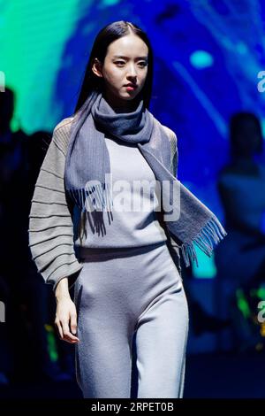 (190904) -- BEIJING, 4 septembre 2019 -- Un mannequin présente des créations à l'ouverture de la Beijing Fashion week 2019 qui s'est tenue à Beijing, capitale de la Chine, le 3 septembre 2019. La Beijing Fashion week 2019 a ouvert ses portes mardi. ) CHINA-BEIJING-FASHION WEEK (CN) LiuxJinhai PUBLICATIONxNOTxINxCHN Banque D'Images