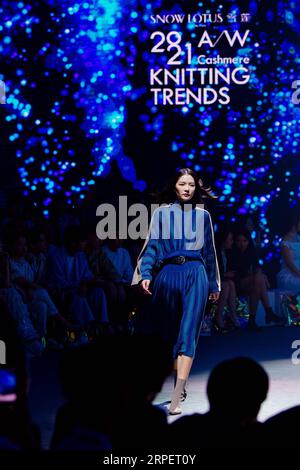 (190904) -- BEIJING, 4 septembre 2019 -- Un mannequin présente des créations à l'ouverture de la Beijing Fashion week 2019 qui s'est tenue à Beijing, capitale de la Chine, le 3 septembre 2019. La Beijing Fashion week 2019 a ouvert ses portes mardi. ) CHINA-BEIJING-FASHION WEEK (CN) LiuxJinhai PUBLICATIONxNOTxINxCHN Banque D'Images