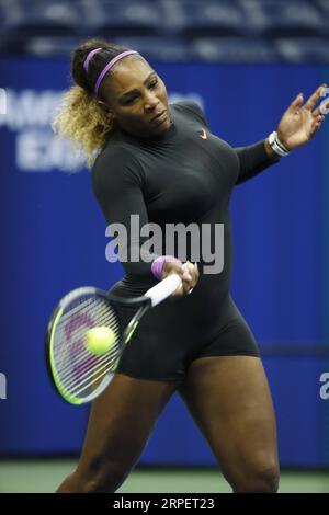 (190904) -- NEW YORK, le 4 septembre 2019 -- Serena Williams marque un retour lors du match de quart de finale féminin entre Wang Qiang, de Chine, et Serena Williams, des États-Unis, à l'US Open 2019 à New York, aux États-Unis, le 3 septembre 2019.) (SP)US-NEW YORK-TENNIS-US OPEN-WOMEN'S SINGLES S LIXMUZI PUBLICATIONXNOTXINXCHN Banque D'Images