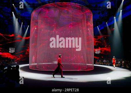 (190904) -- BEIJING, 4 septembre 2019 -- des mannequins présentent des créations lors de l'ouverture de la Beijing Fashion week 2019 qui s'est tenue à Beijing, capitale de la Chine, le 3 septembre 2019. La Beijing Fashion week 2019 a ouvert ses portes mardi. ) CHINA-BEIJING-FASHION WEEK (CN) LiuxJinhai PUBLICATIONxNOTxINxCHN Banque D'Images