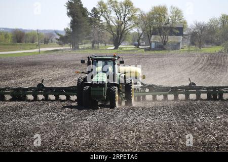 (190904) -- BEIJING, le 4 septembre 2019 -- Grant Kimberley, producteur de soja de sixième génération et directeur de la commercialisation de l'Iowa Soybean Association, exploite une machine à semer dans sa ferme familiale à Maxwell, Iowa, États-Unis, le 26 avril 2019.) Xinhua Headlines : les agriculteurs américains récoltent la déception alors que la guerre commerciale s'intensifie WangxYing PUBLICATIONxNOTxINxCHN Banque D'Images