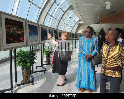 (190904) -- URUMQI, 4 septembre 2019 -- des membres de la délégation des envoyés de l'ONU visitent une exposition de photos au Centre international de congrès et d'exposition du Xinjiang à Urumqi, capitale de la région autonome ouïgoure du Xinjiang du nord-ouest de la Chine, le 29 août 2019. Une délégation d envoyés de l ONU de huit pays s est rendue dans la région autonome ouïgoure du Xinjiang du nord-ouest de la Chine pour mieux comprendre les réalisations de la région, de la déradicalisation à l éradication de la pauvreté. La visite de cinq jours les a amenés à Urumqi, la capitale régionale, et Hotan et Kashgar dans le sud du Xinjiang, où ils ont visité des usines Banque D'Images