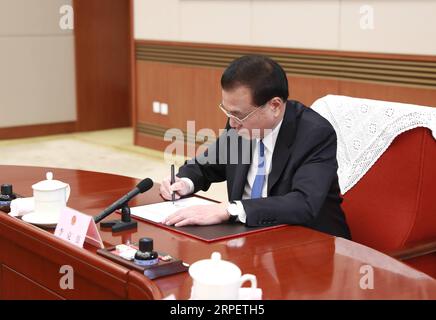 (190904) -- BEIJING, 4 septembre 2019 -- le Premier ministre chinois Li Keqiang signe un décret du Conseil d'État sur la nomination de Ho IAT Seng en tant que chef de l'exécutif pour le cinquième mandat de la région administrative spéciale de Macao (RAS) lors d'une réunion du Conseil d'État à Beijing, capitale de la Chine, le 4 septembre 2019. Mercredi, le Conseil d Etat de la Chine a nommé Ho IAT Seng chef de l exécutif pour le cinquième mandat de la région administrative spéciale de Macao. Son mandat commencera à partir du 20 décembre 2019. ) RÉUNION DU CONSEIL CHINE-PÉKIN-ETAT (CN) PANGXXINGLEI PUBLICATIONXNOTXINXCHN Banque D'Images